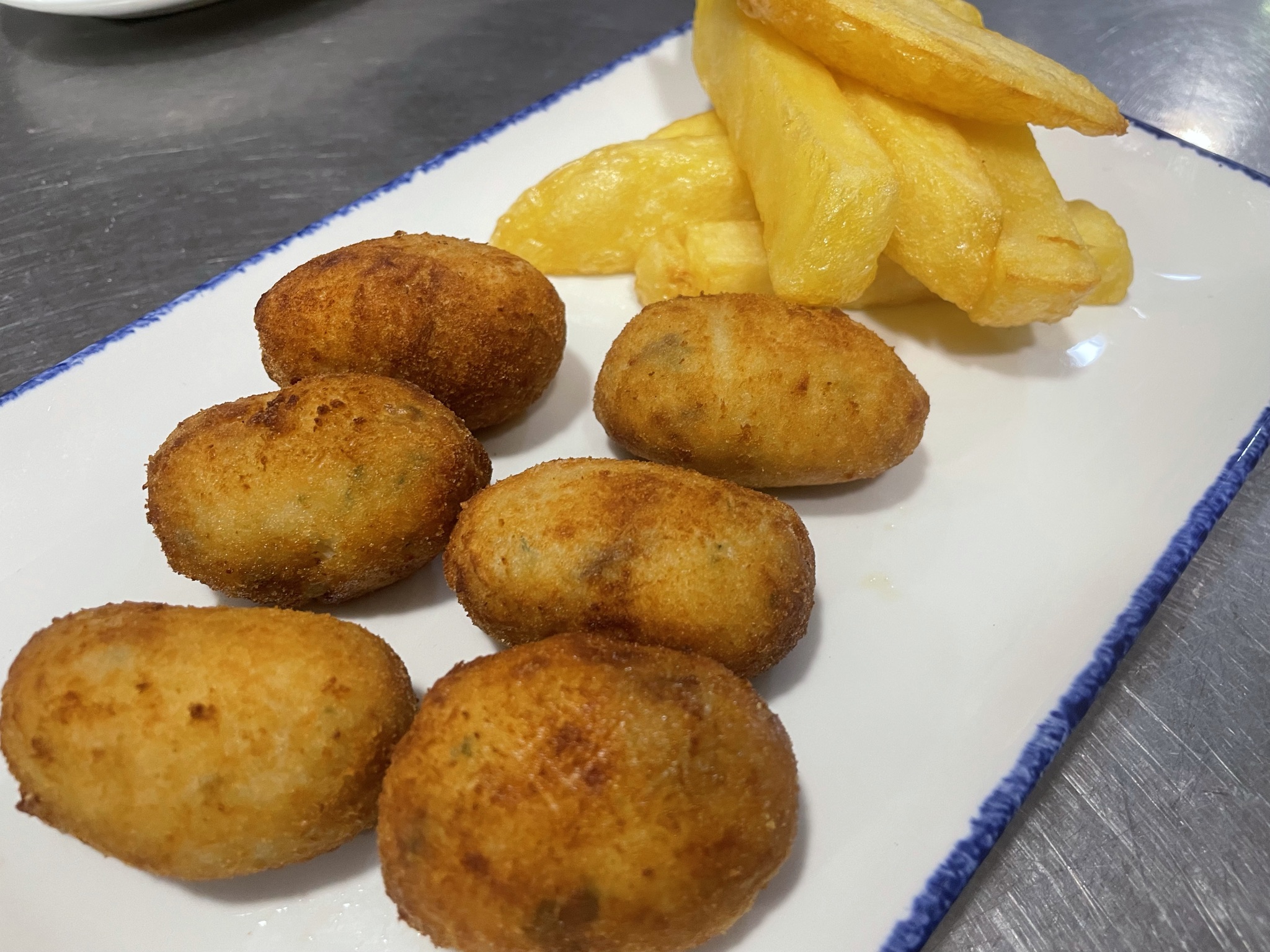 Croquetes (6 unidades) com batatas fritas para crianças