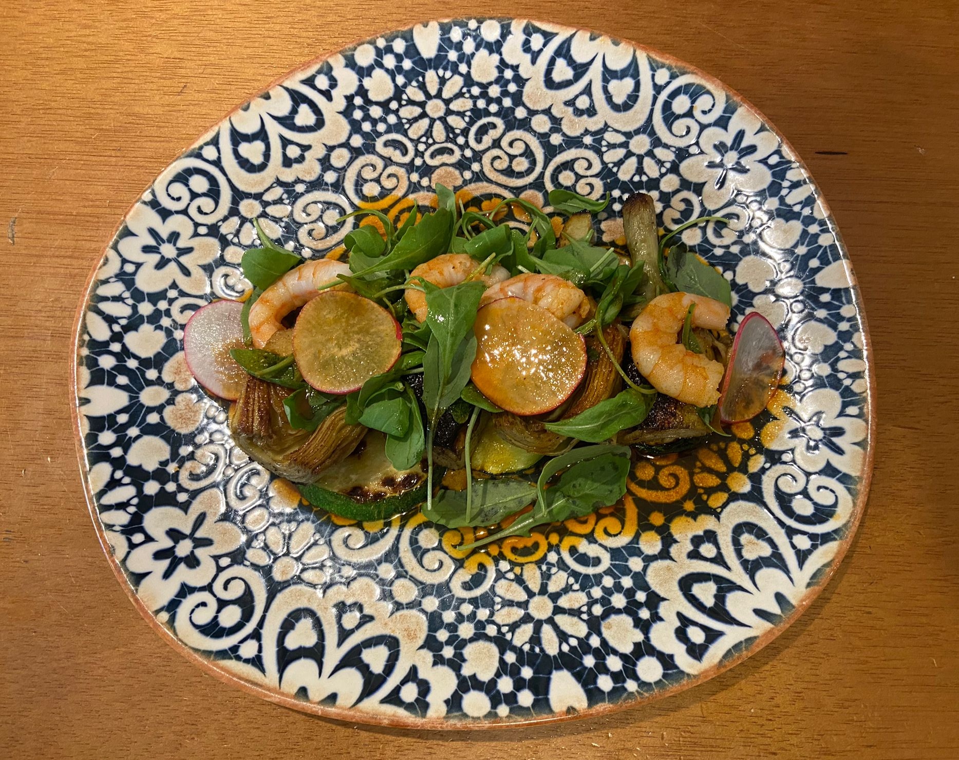 Salada de alcachofra romana com vinagrete de rúcula, camarão e páprica