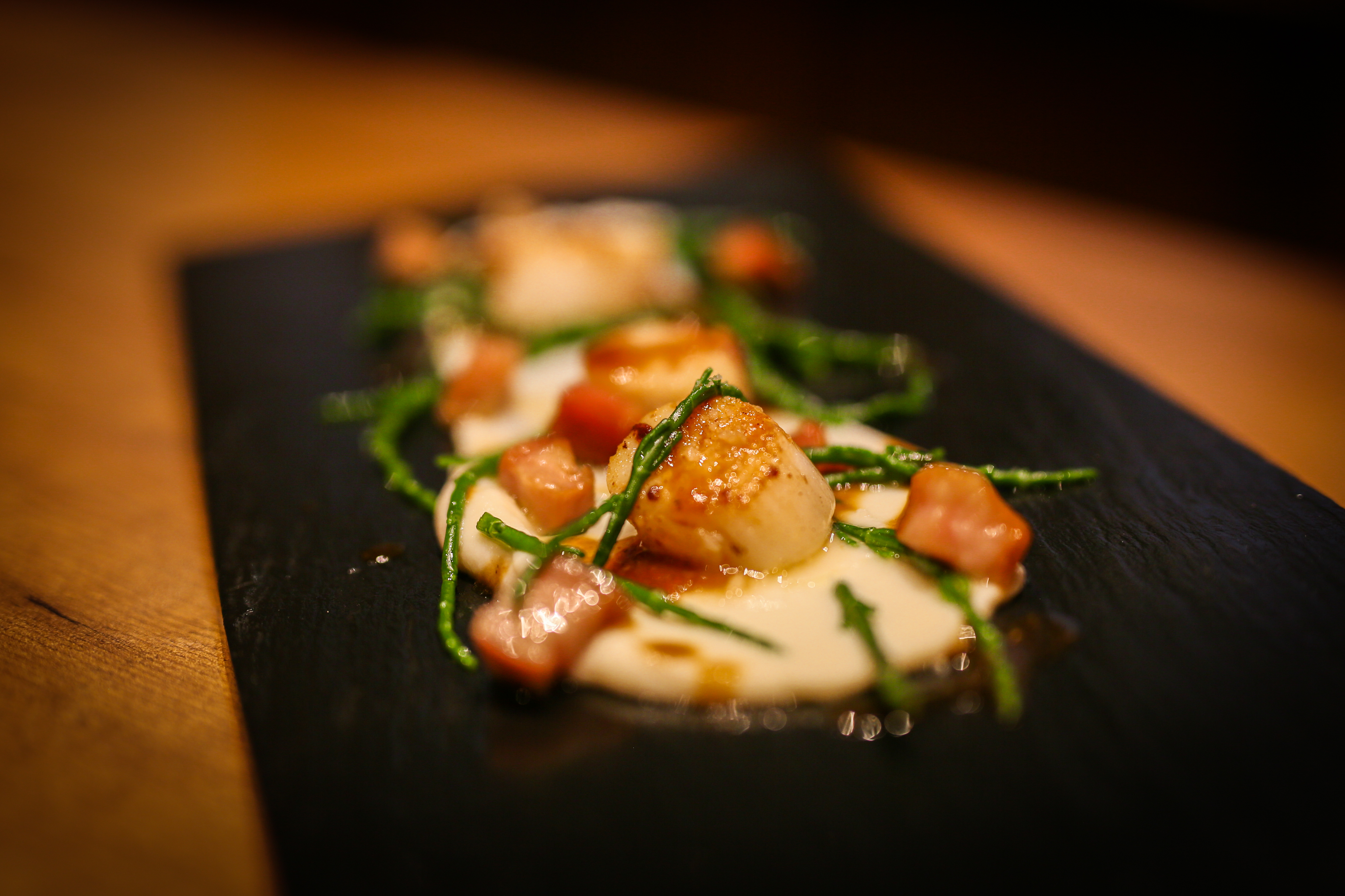 Grilled scallops with cauliflower puree, crispy bacon and lamb's lettuce