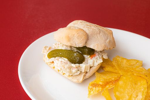 Meeresfrüchte-Sandwich mit Alioli und Essiggurken