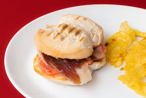 典型的西班牙三明治与伊比利亚火腿和番茄