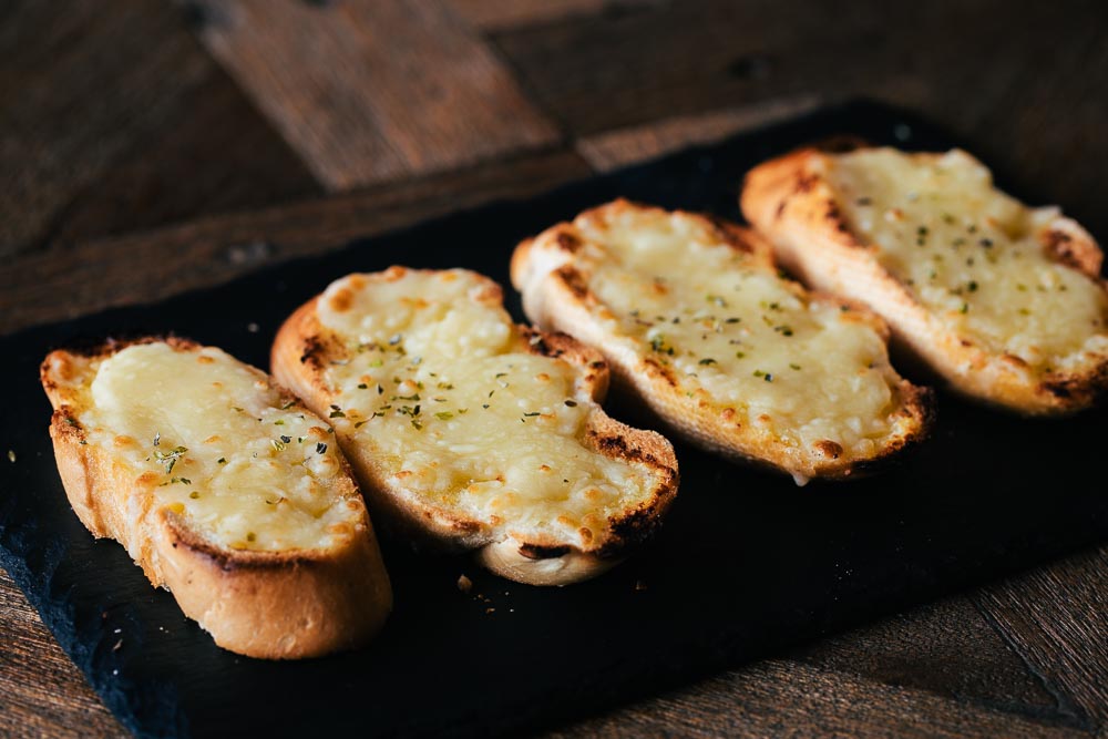 Garlic bread and mozzarella