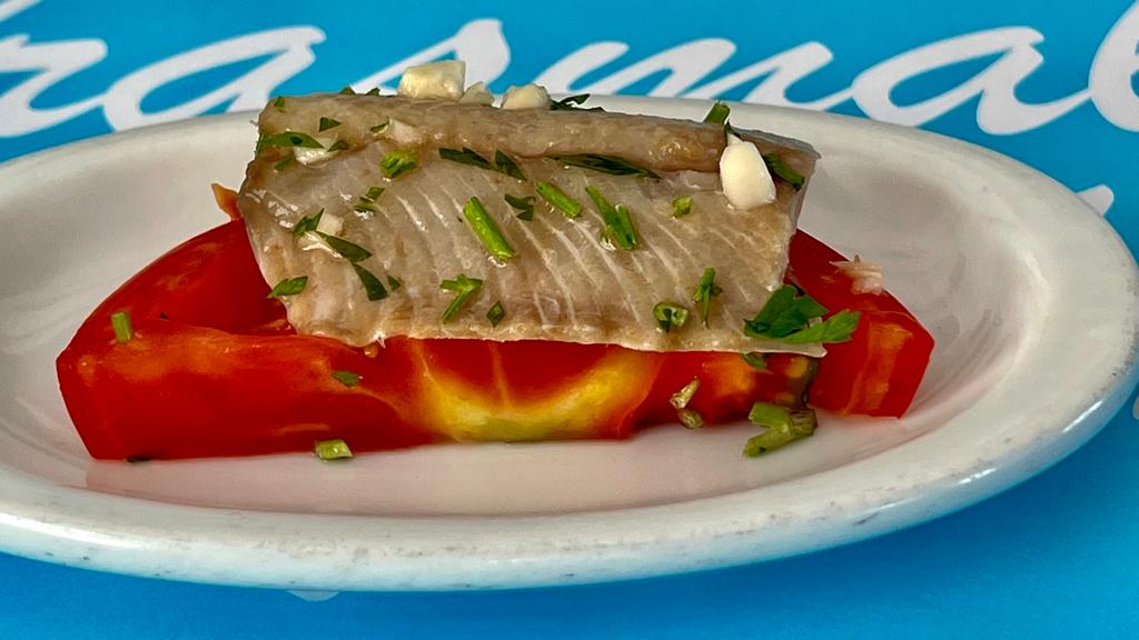 sardina ahumada sobre tomate aliñado