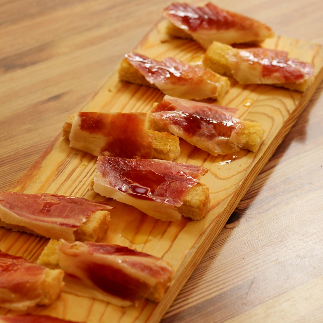 Toasted country bread with ham, tomato and olive oil