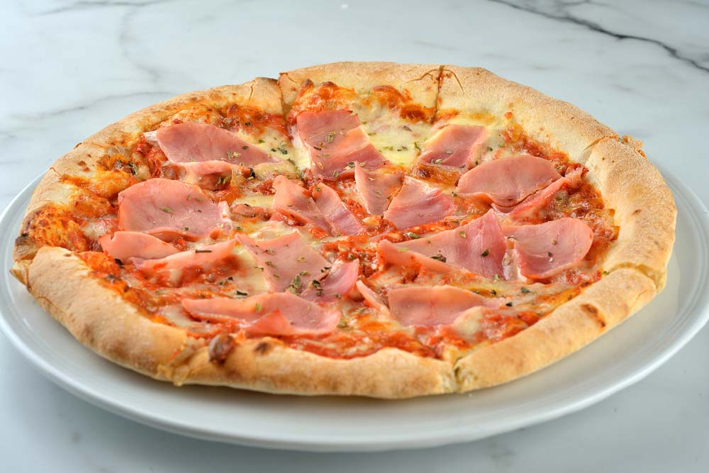 Tomato, mozzarella an cooked ham pizza
