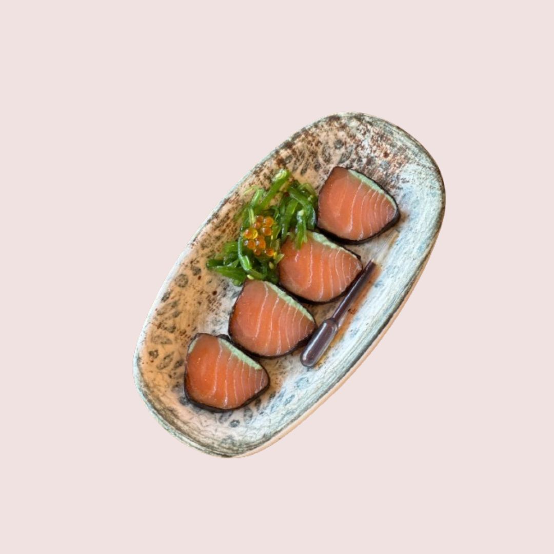 Salmón marinado y ahumado en casa, con costra de wasabi, envuelto en alga nori