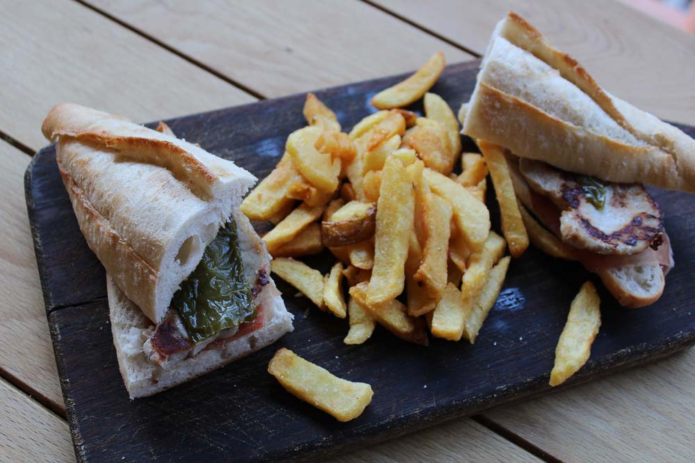 'Serranito': Sandwich mit Schweinelende, Paprika und Schinken