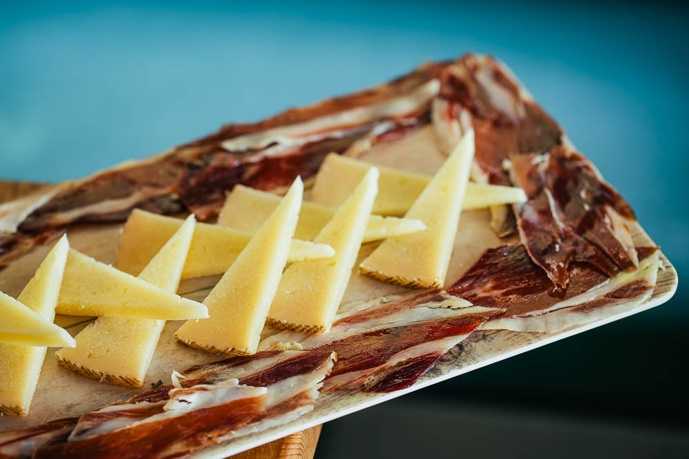 Board of Iberian ham (70 Gr) and old cheese (100 Gr)