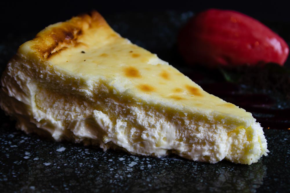 Tarta cremosa de queso 1968 con coulis de frutos rojos y helado de fresa
