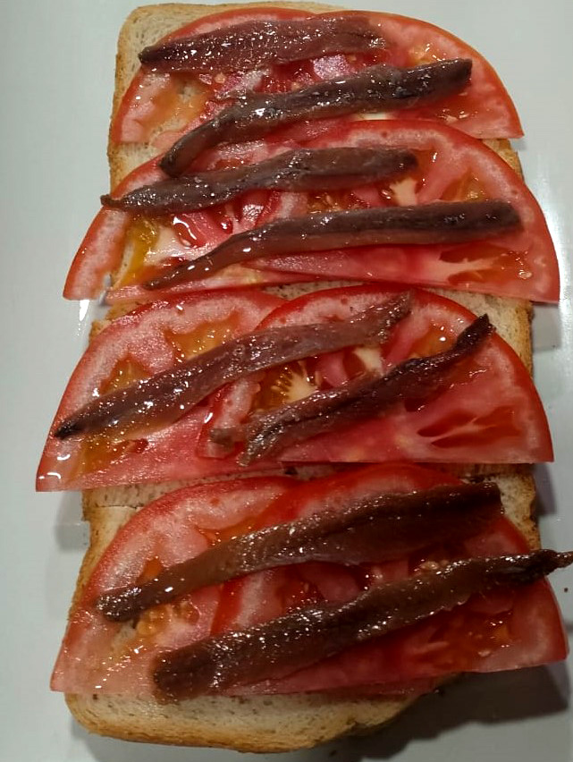 Tosta de tomate y anchoas del Cantábrico