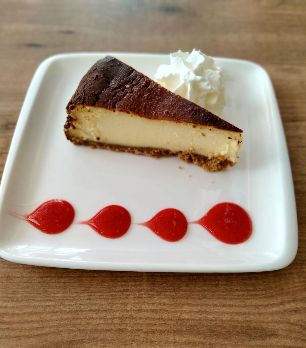 Baked cheesecake with biscuit base