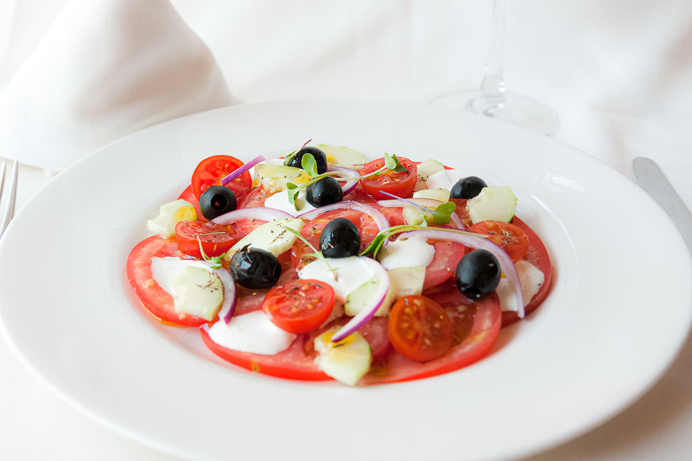 Greek style aligned tomato (vegetarian)