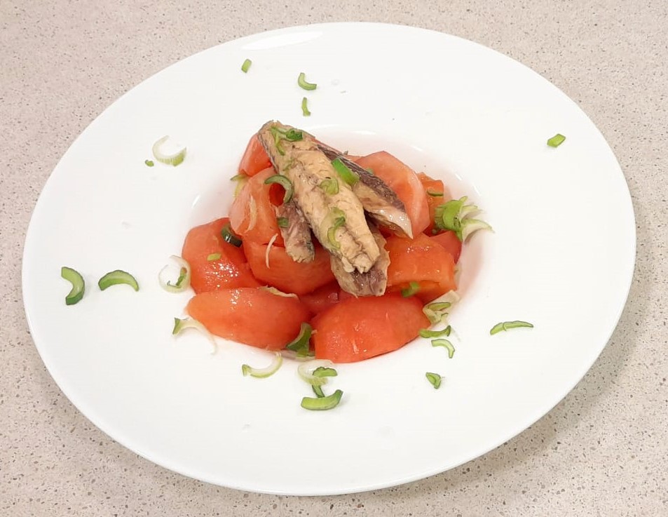 Salada de tomate da época com cebolinho e cavala em azeite