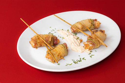 Crevettes enveloppées de courgettes et bacon avec mayonnaise au soja