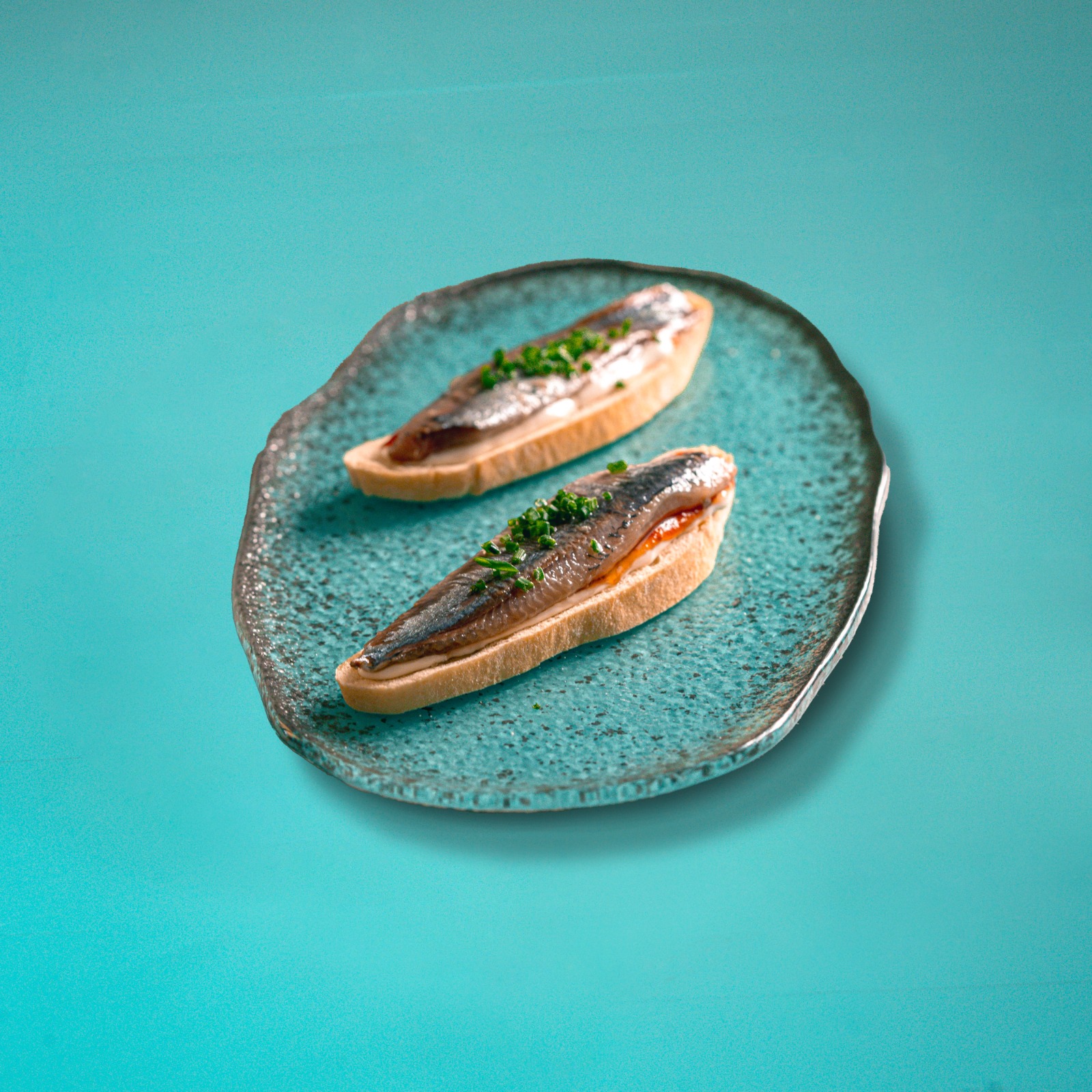 Tosta de sardina ahumada, tomate y queso payoyo