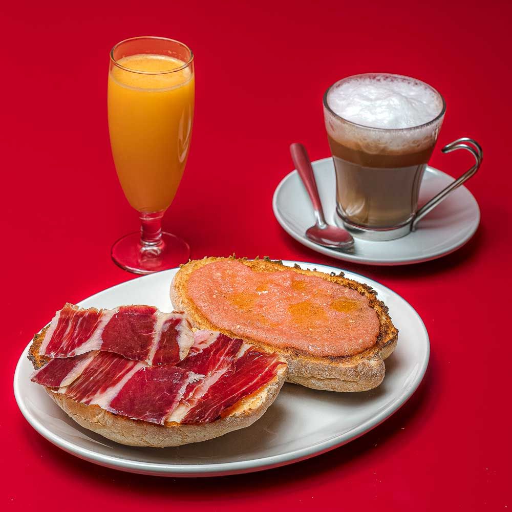 Nº3 Spanisches Frühstück: Toast mit Öl, Tomaten und iberischem Schinken, Orangensaft und Kaffee oder Tee