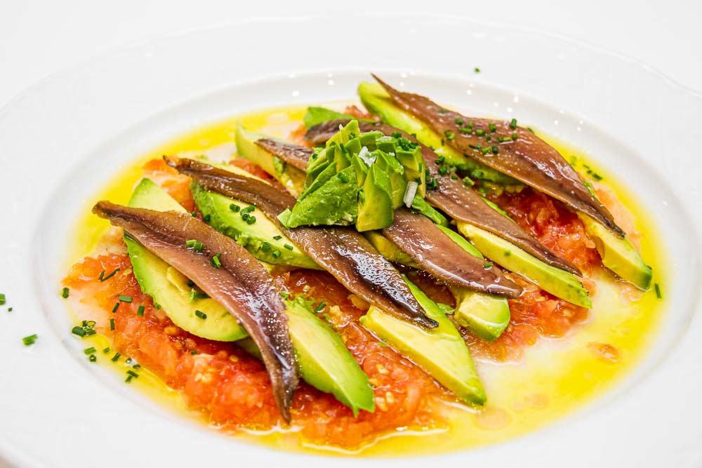 Aguacate con Anchoas y Tomate