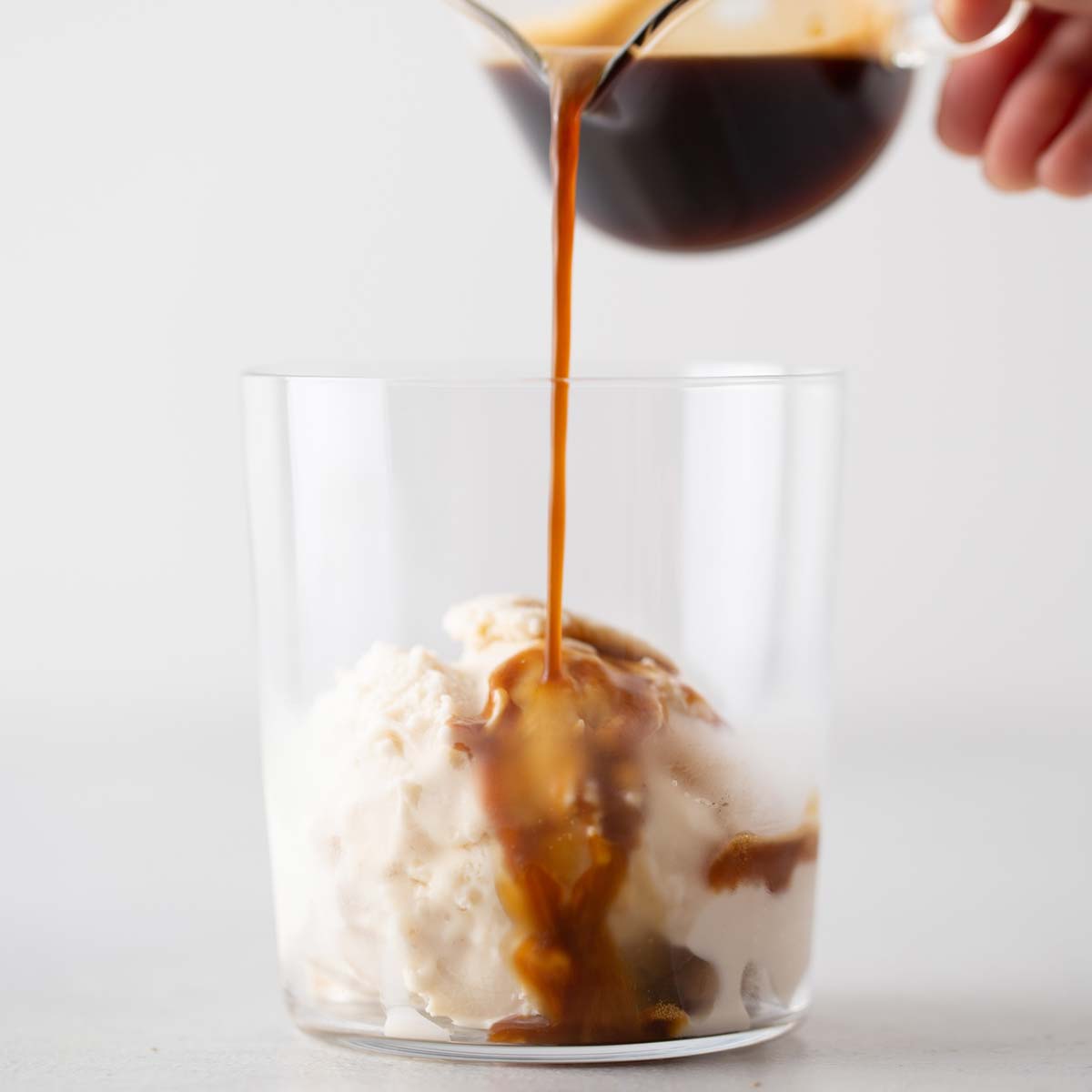 Affogato : bola de helado de vainilla con un doble espresso 