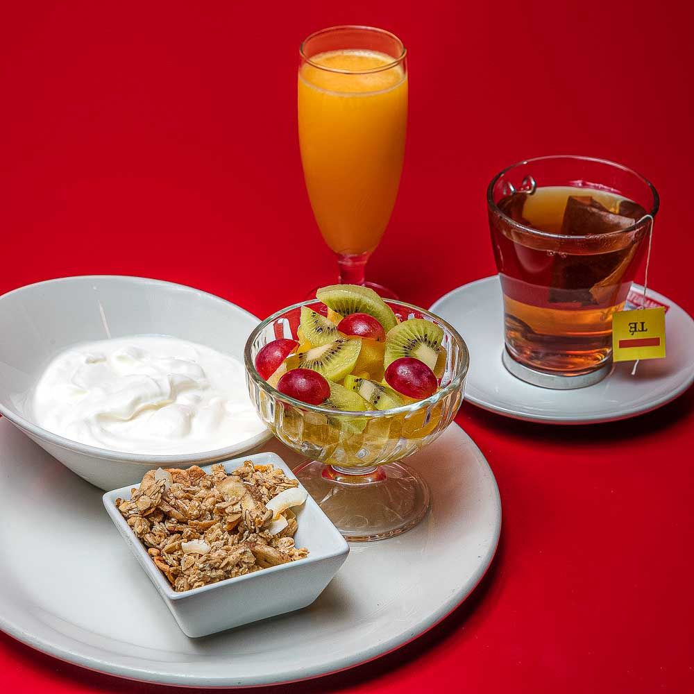 Nº5 Desayuno sano: Yogurt griego natural, muesli, ensalada de fruta, zumo de naranja y café o té