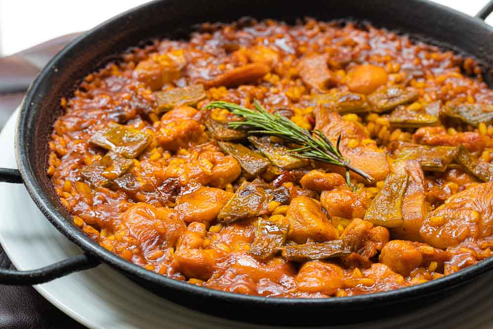 Arroz de Domingo: paella de pollo, calamaritos y verduras de la huerta
