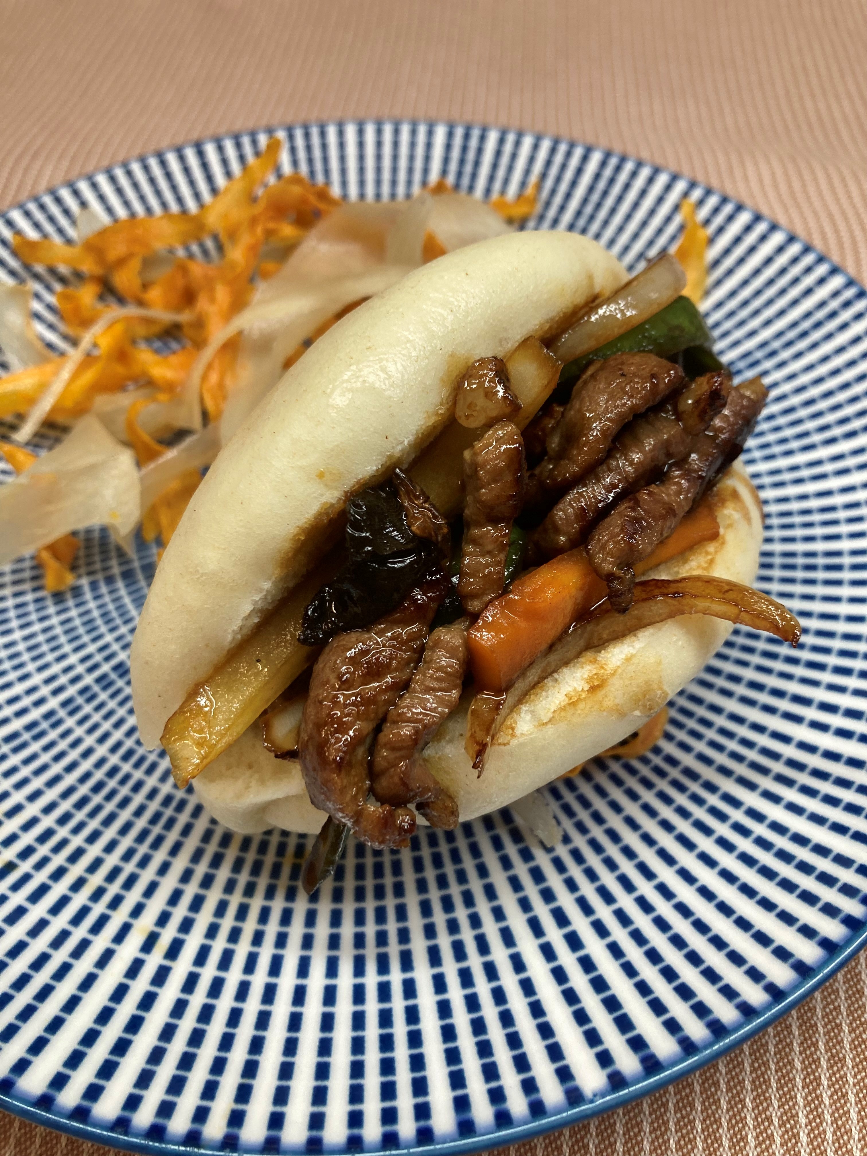 Pane Bao con agnello, verdure grigliate e soia