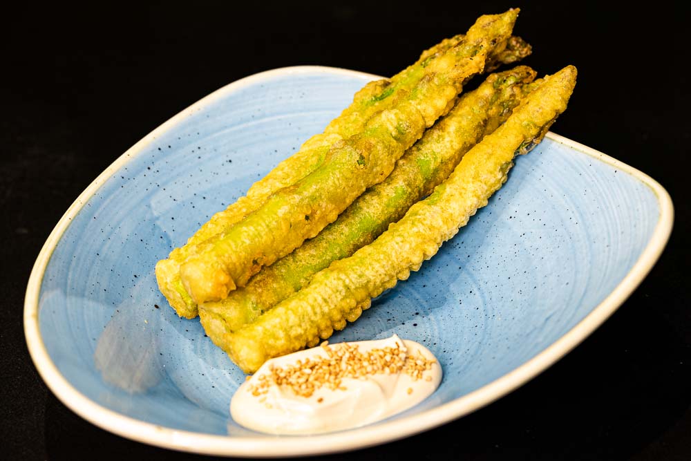 Green asparagus in tempura with soy mayonnaise