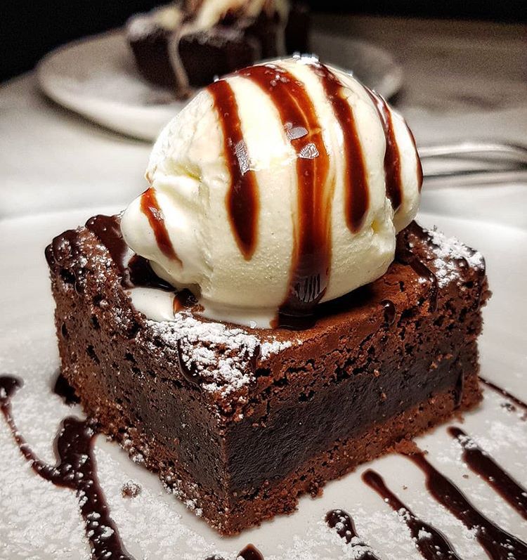 Chocolate brownie with vanilla ice cream