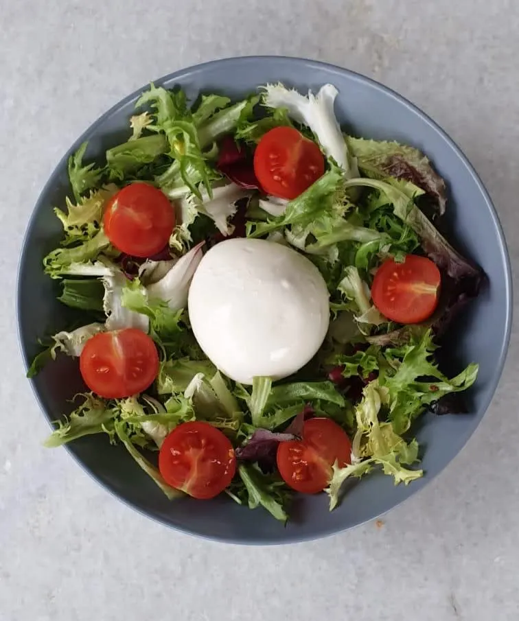 Burrata with rocket, pink tomato and dried tomato
