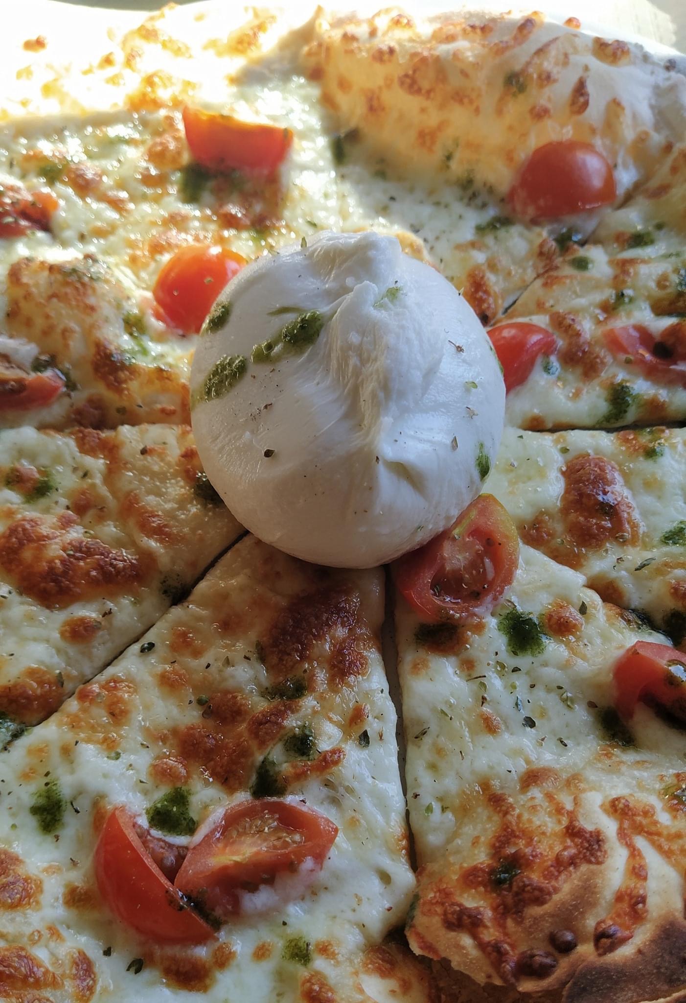 Weiße Burrata-Pizza