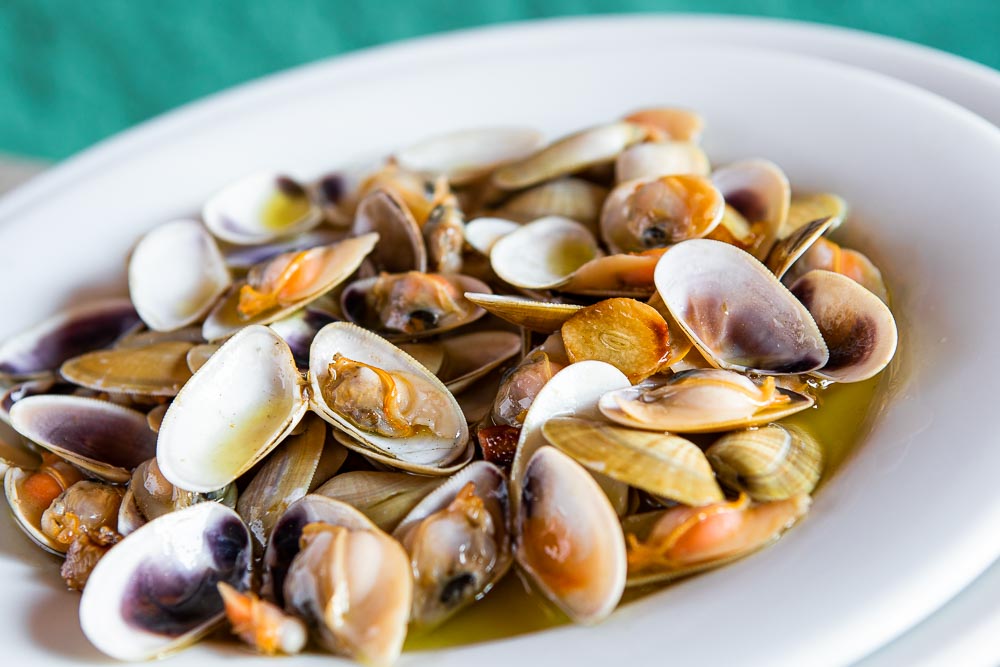 Wedge clam with garlic