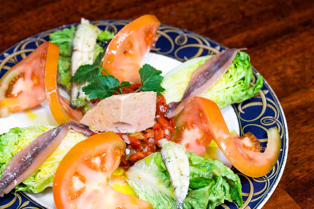 Lettuce hearts, roasted peppers, anchovies in vinegar and pickled tuna