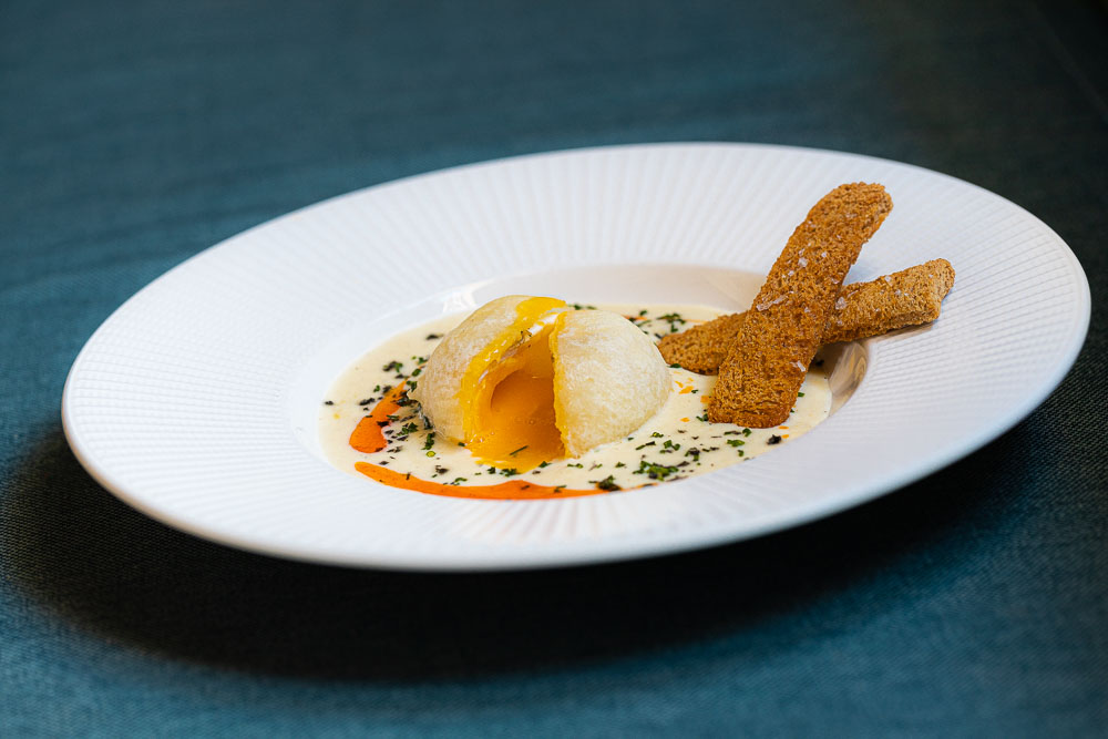 Egg in tempura with truffled parmentier