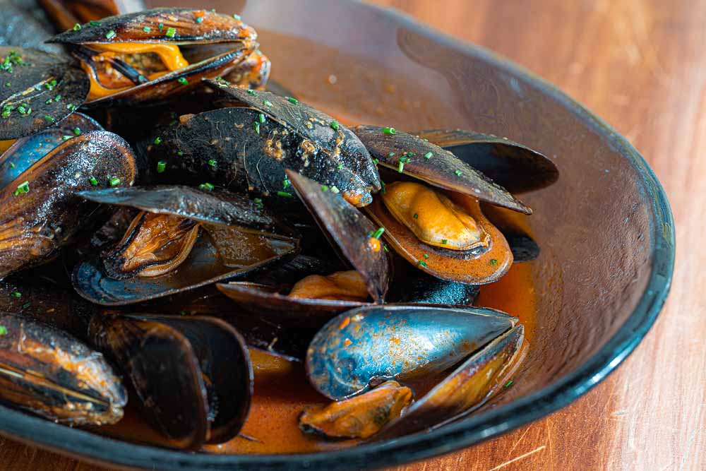 Galician mussels with spicy tomato sauce