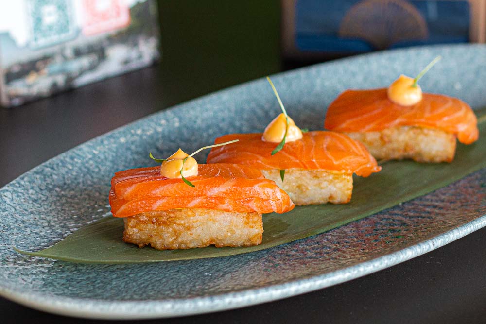 ⭐️ Salmon sashimi with crunchy rice and kimuchi mayonnaise (2, 3 or 6 units)