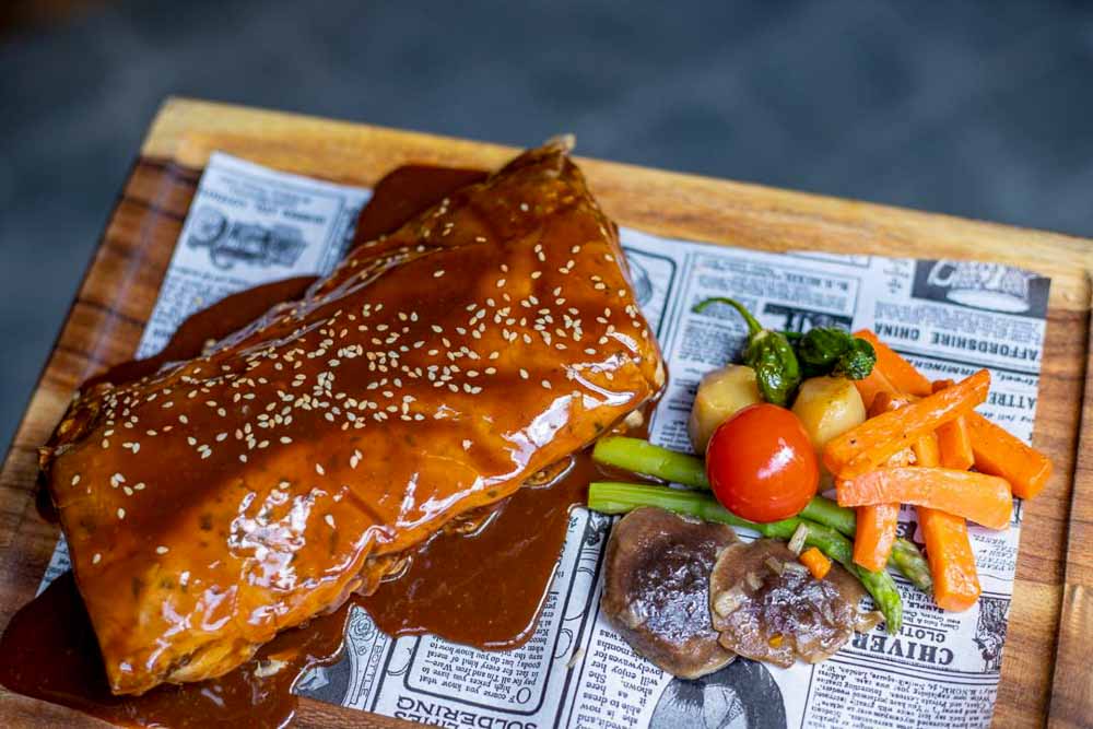 Melty pork ribs with oriental barbecue.