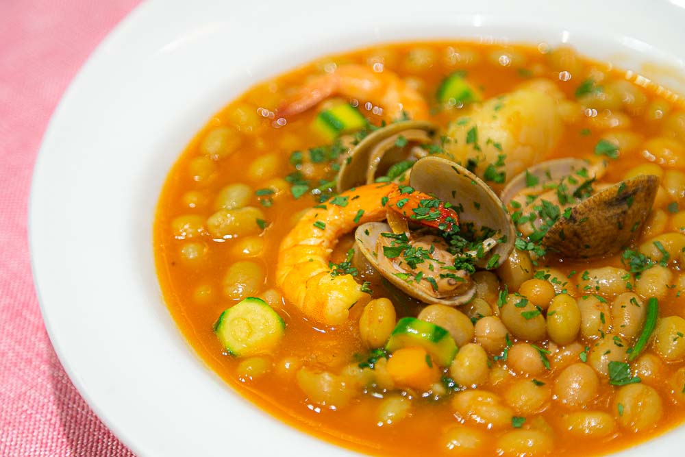 Pochas beans with clams and prawns