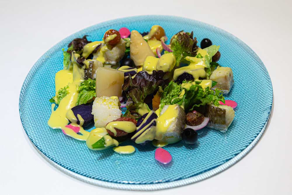 Salat mit Kabeljau-Confit, Orangen und schwarzen Oliven