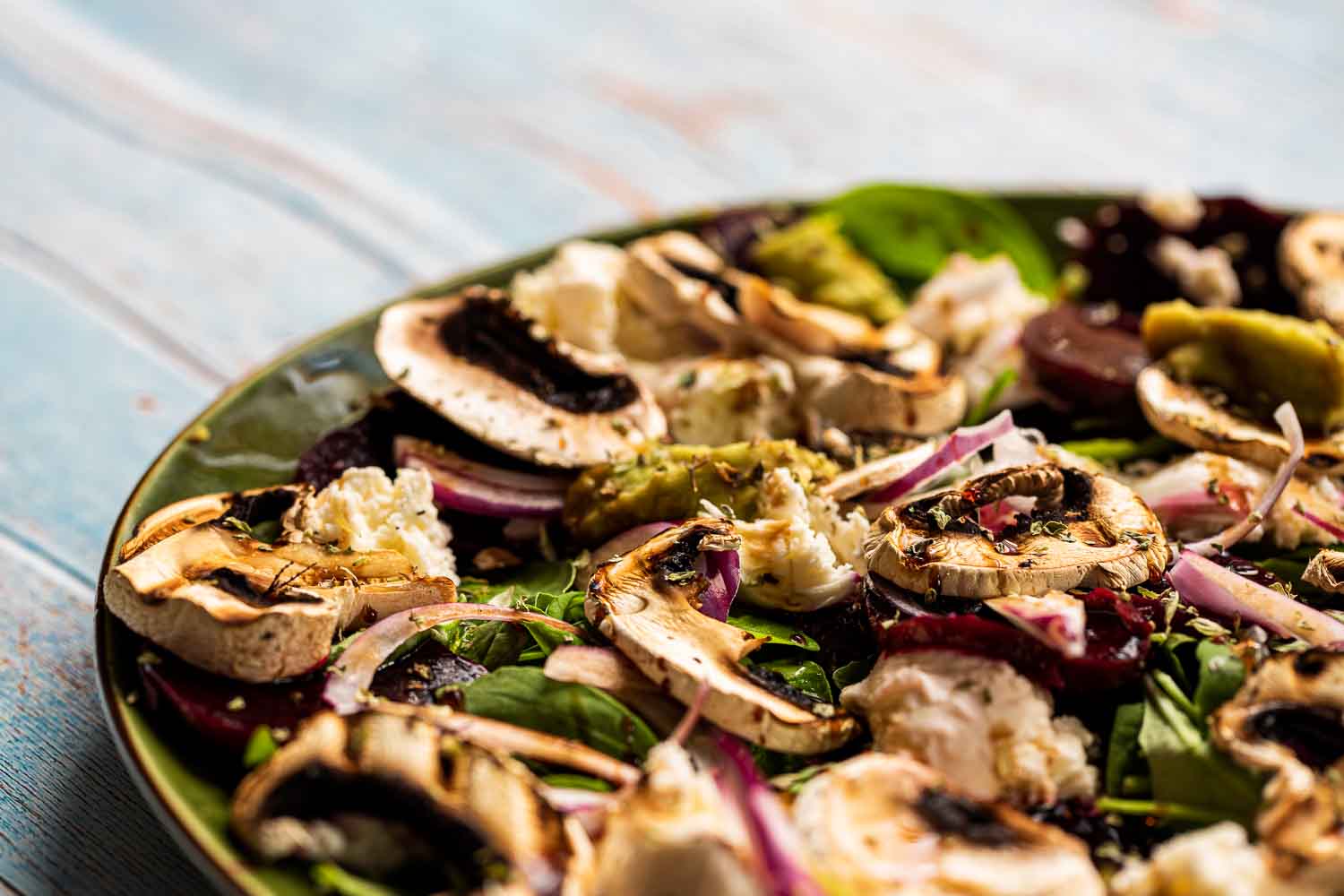 Beet salad with spinachs, avocado, mushrooms, purple onion, mozzarella and Pomegranate vinagreitte