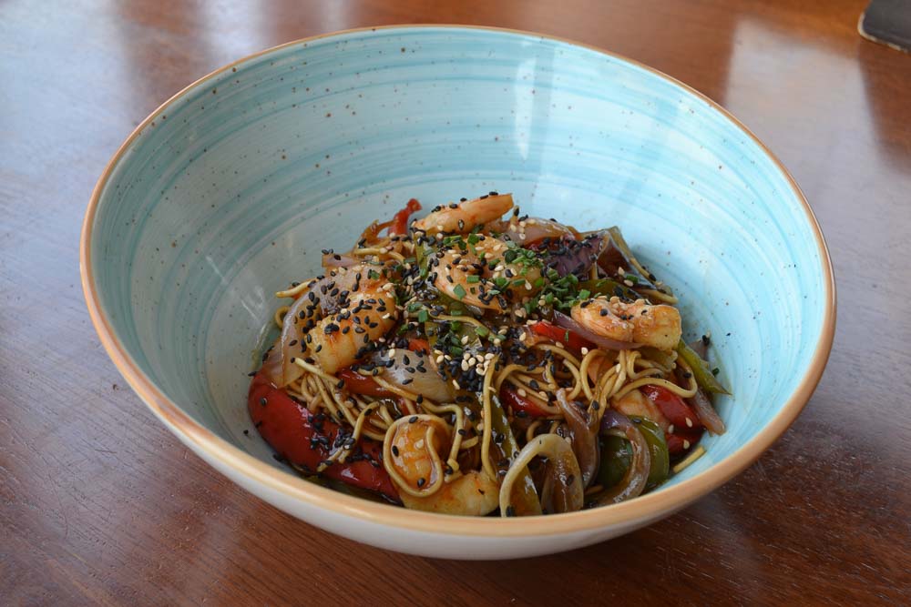 Sauteed noodles with prawns, oyster sauce and sriracha