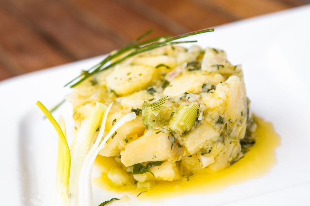 Boiled potatoes with olive oil