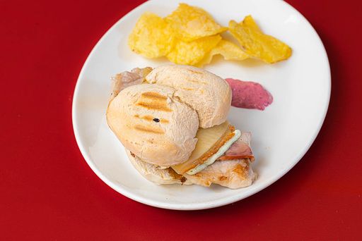 Kleines Sandwich aus Schweine lendenband, Speck, Käse und Knoblauchmayonnaise