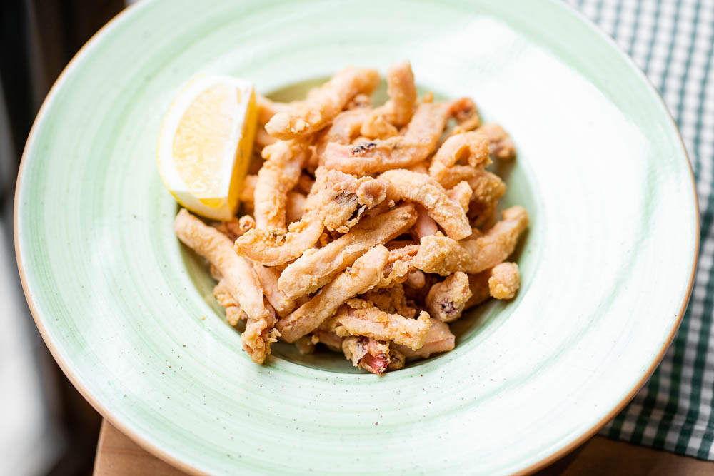 Fried squid with alioli and lemon