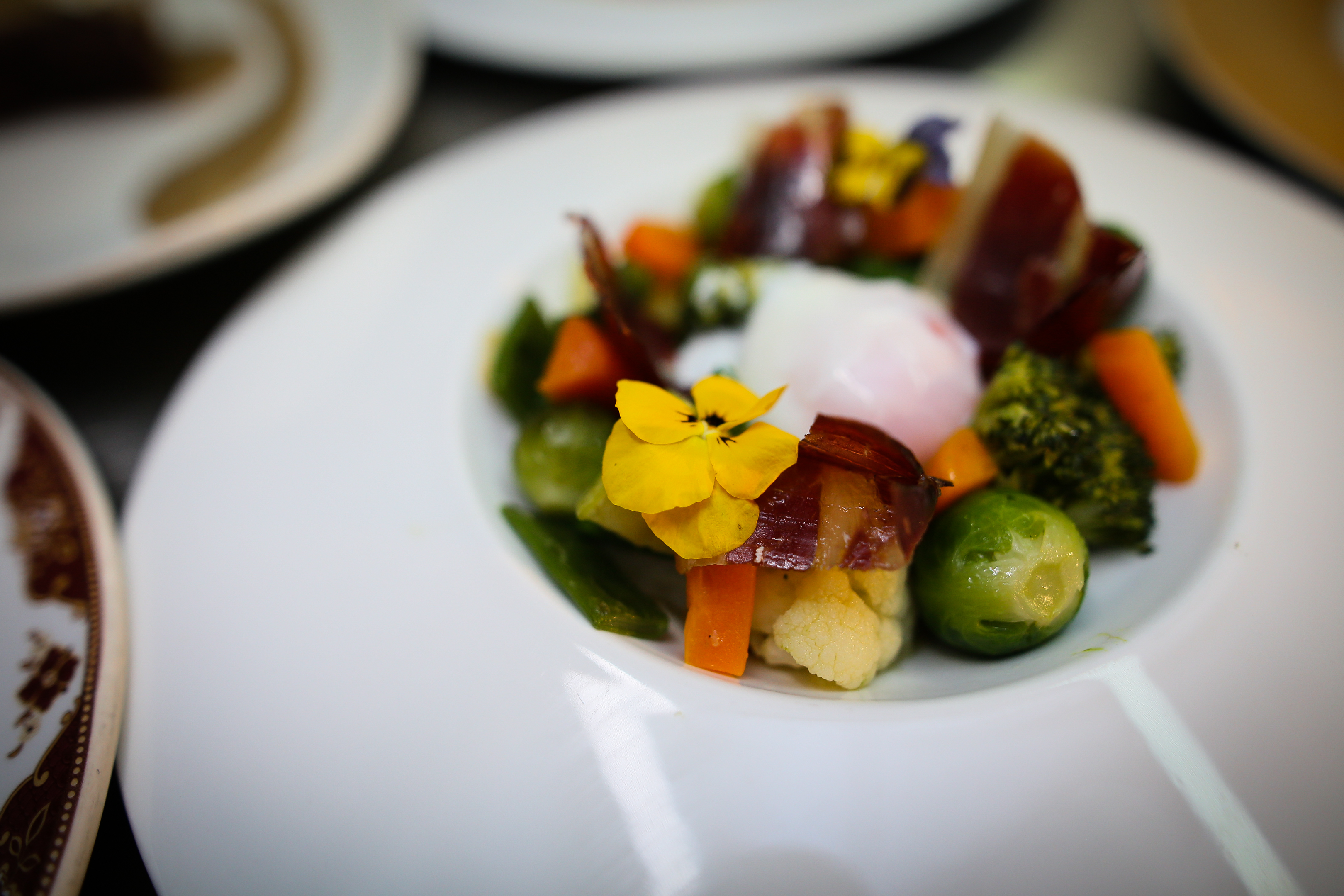 Sauteed vegetables with thermal egg and slices of Iberian ham
