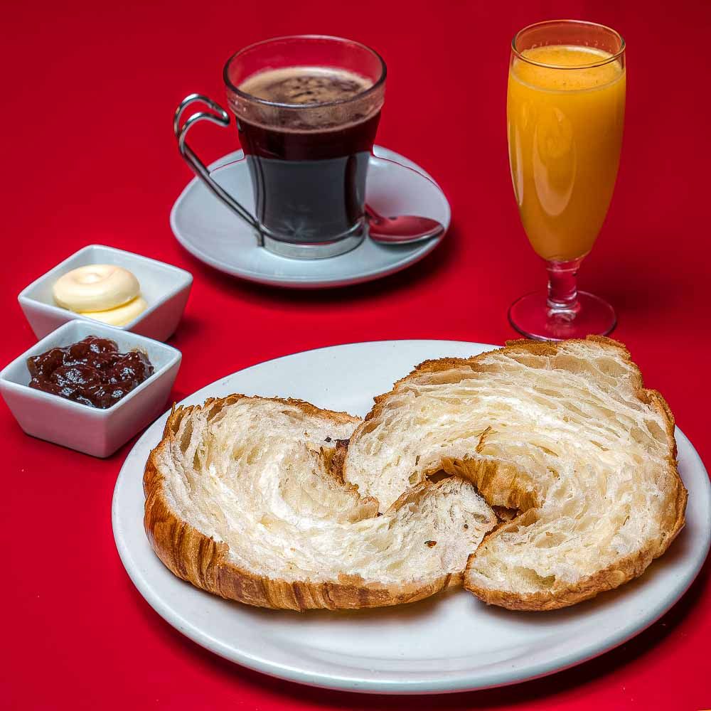Nº2 Croissant mit Butter und Marmelade, frischer Orangensaft und Kaffee oder Tee