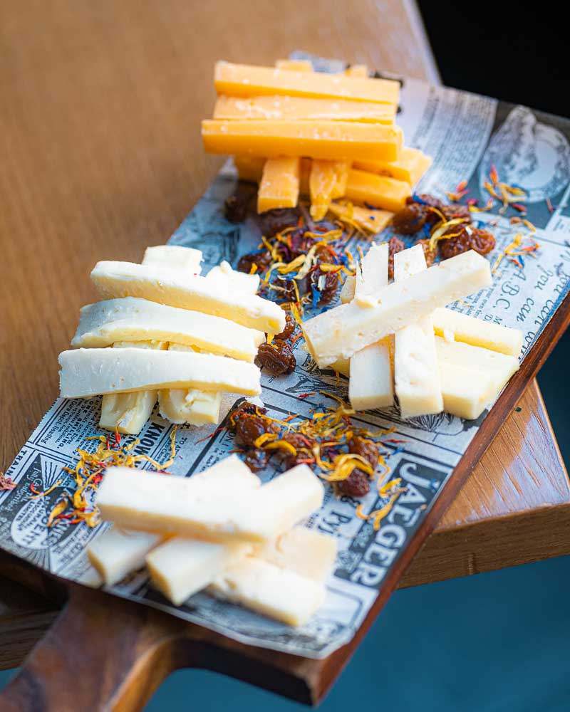 일부 "Canta grullas"가 포함된 유럽 치즈 테이블