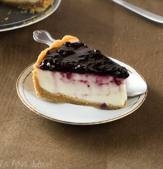 Cheesecake with blueberries jam