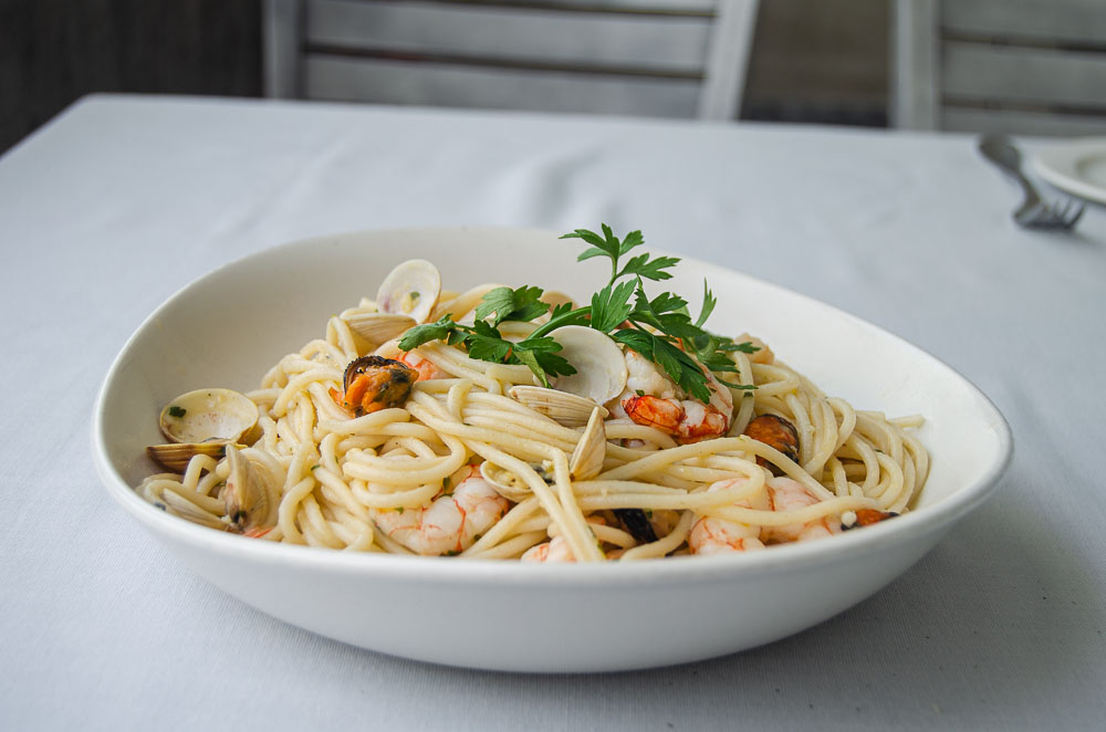 Spaghetti with prawns, clams, garlic sauce 