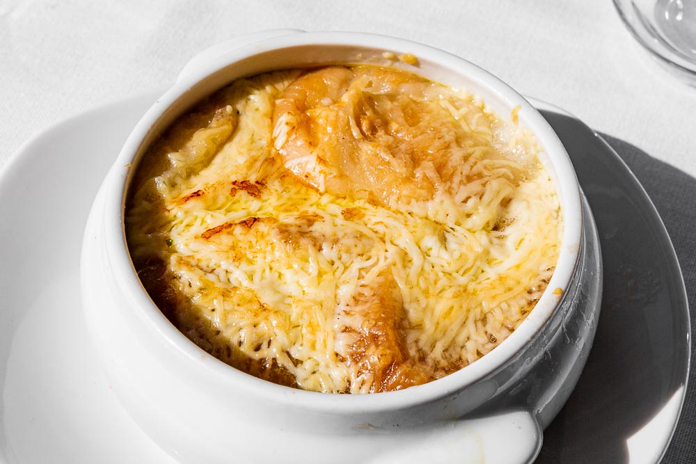 Zuppa di cipolle con formaggio gratinato